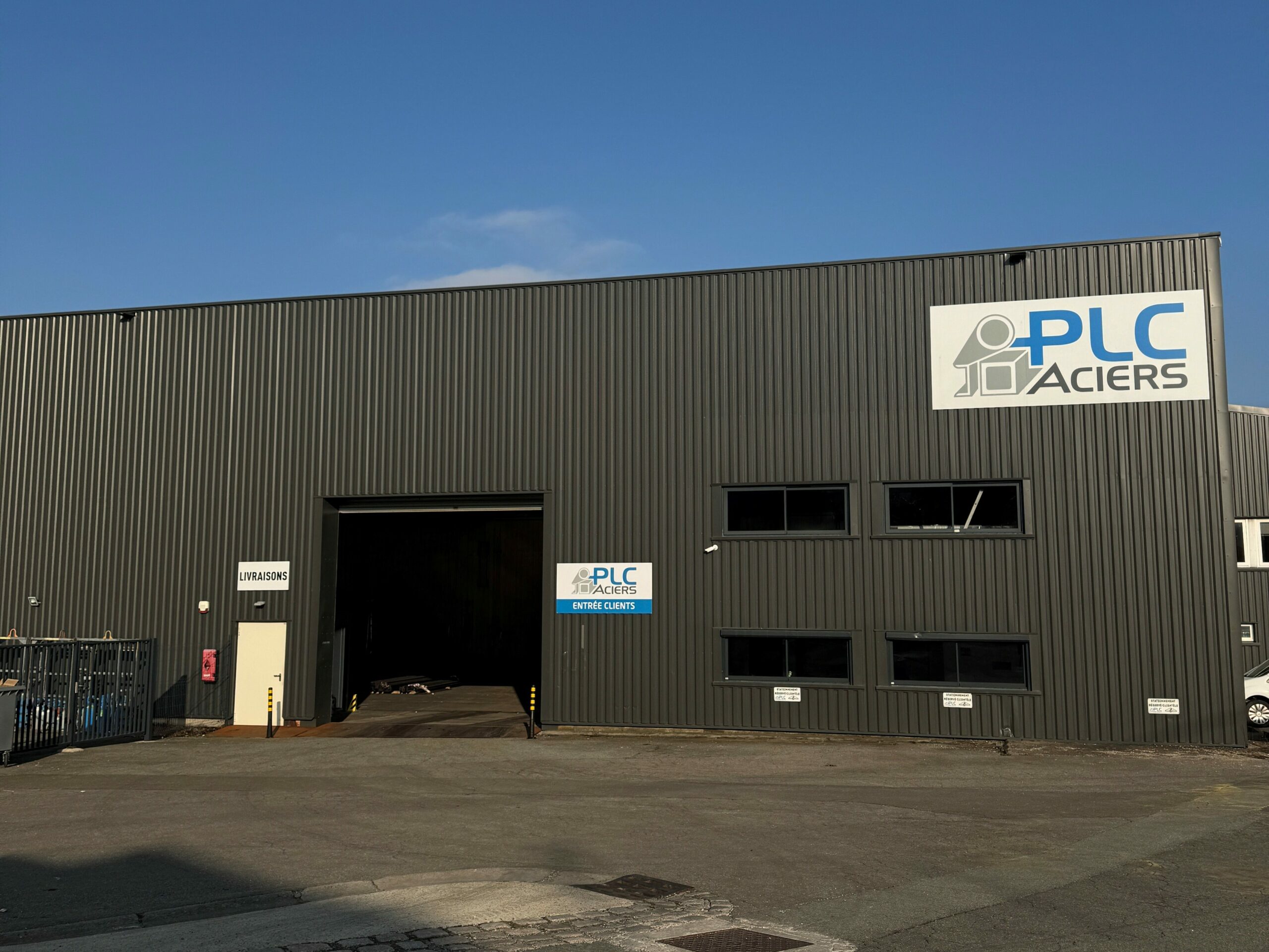 Image qui montre la devanture de l'entreprise PLC Aciers